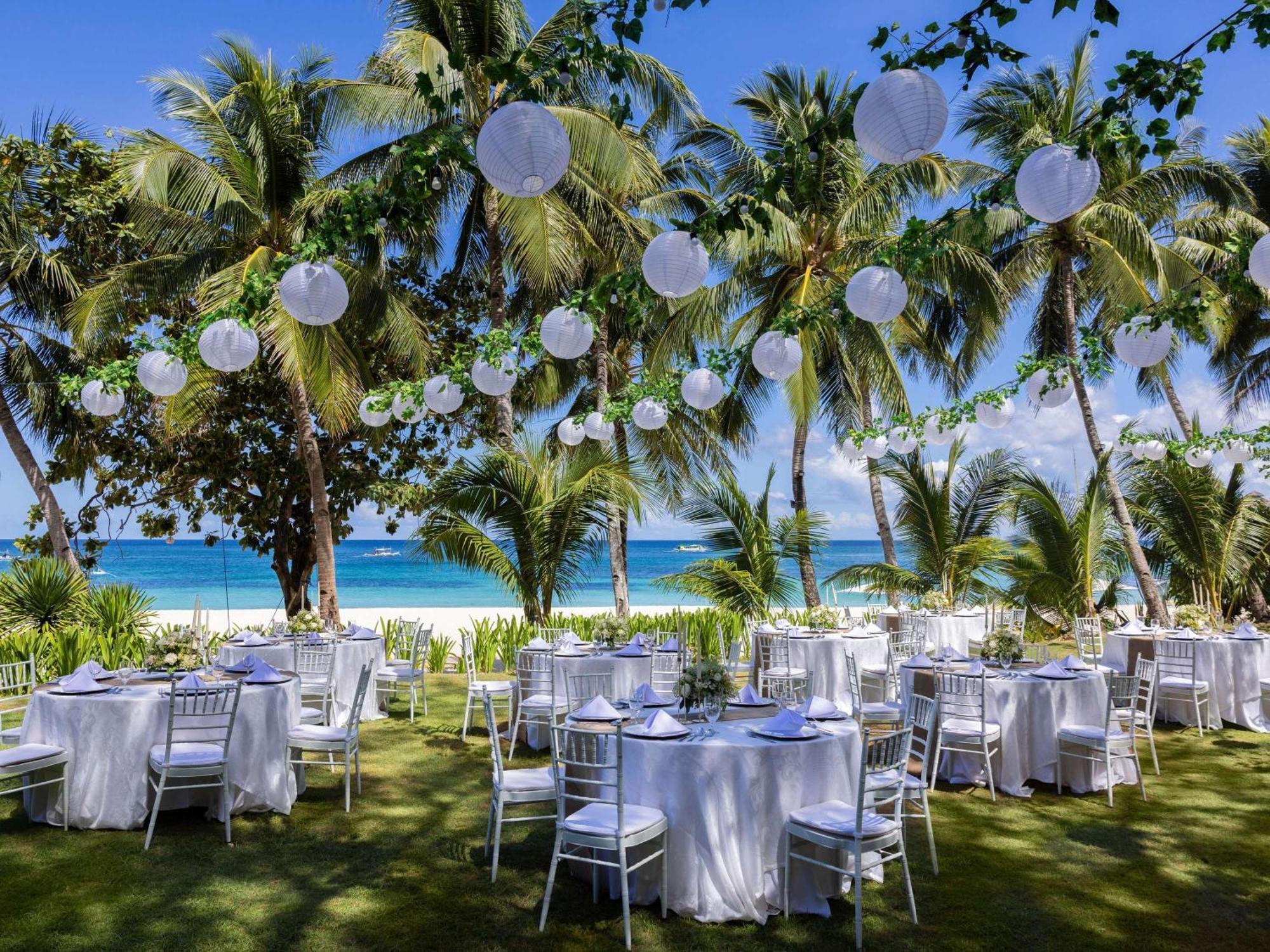 Movenpick Resort & Spa Boracay Yapak Exterior foto A wedding reception at the beach