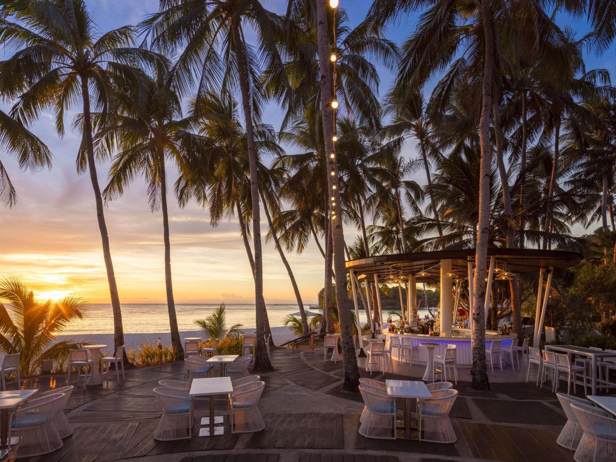 Movenpick Resort & Spa Boracay Yapak Exterior foto Sunset at the beach bar